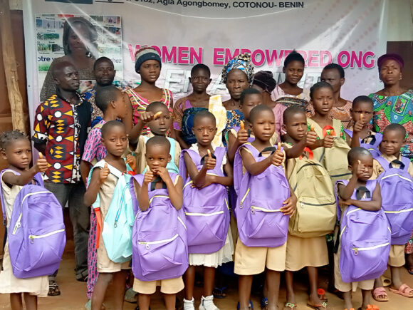 Don de kits scolaire aux enfants défavorisés de l’EPP LA MAISON DE L’ENFANCE de Akotomey à BOPA