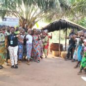 photo de famille des femmes du groupement Mahussi et l'équipe de WE-ONG